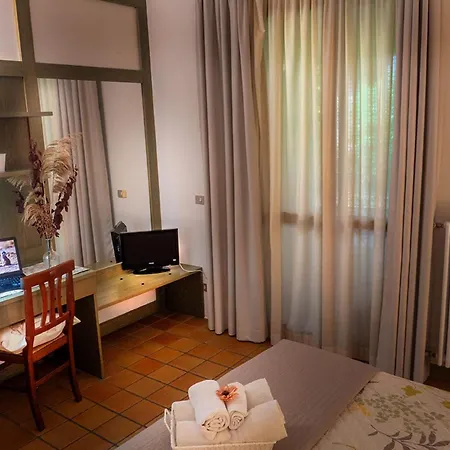 Serene Lakefront Retreat With Private Patio And Pool Ιζέο
