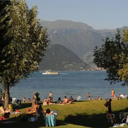 Σπίτι διακοπών Serene Lakefront Retreat With Private Patio And Pool