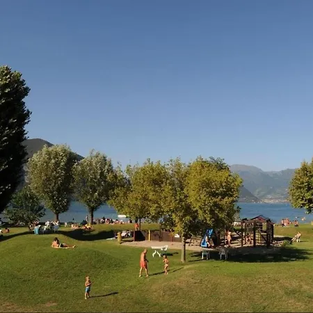 Serene Lakefront Retreat With Private Patio And Pool Ιζέο