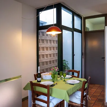 Σπίτι διακοπών Serene Lakefront Retreat With Private Patio And Pool